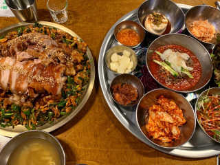 [동네맛집족발] 4개 족발 중 택1 — 5점을 준 리뷰어가 2020년 2월 올린 사용 사진
