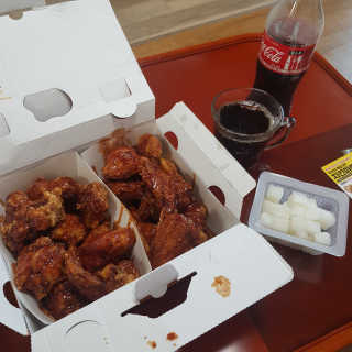 [치킨마루]-  빠사칸레드 + 콜라 500ml — 4.5점을 준 리뷰어가 2019년 5월 올린 사용 사진