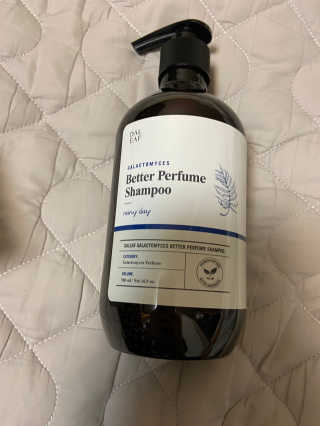 달리프 베러 퍼퓸 샴푸 1000ml 레이니데이 or 일랑로즈 — 5점을 준 리뷰어가 2020년 2월 올린 사용 사진