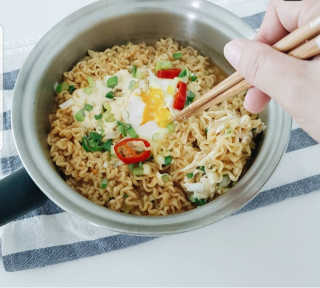 라면 그대로가 제일 맛있는 더엄마라면 — 5점을 준 리뷰어가 2019년 7월 올린 사용 사진