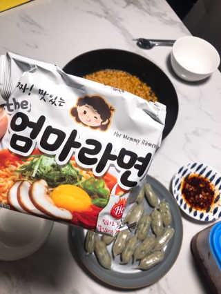 라면 그대로가 제일 맛있는 더엄마라면 — 4.5점을 준 리뷰어가 2019년 6월 올린 사용 사진