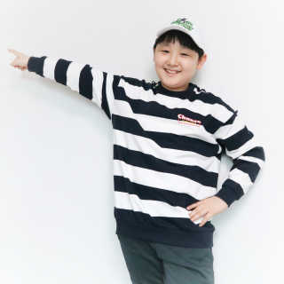 인디고뱅크키즈 스트라이프 루즈핏 맨투맨 — 5점을 준 리뷰어가 2020년 3월 올린 사용 사진