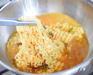 라면 그대로가 제일 맛있는 더엄마라면 — 5점을 준 리뷰어가 2019년 7월 올린 사용 사진