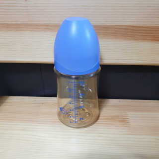 유비맘 PPSU 젖병 노꼭지_200ml_컬러 랜덤 발송 — 4점을 준 리뷰어가 2019년 12월 올린 사용 사진