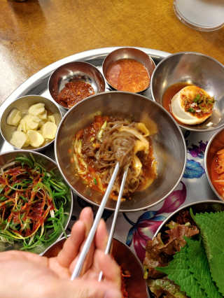 [동네맛집족발] 4개 족발 중 택1 — 5점을 준 리뷰어가 2020년 1월 올린 사용 사진