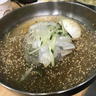 칼국수에끌림 [칼국수에 끌림] 손칼국수+비빔칼국수+왕만두4개 — 5점을 준 리뷰어가 2018년 10월 올린 사용 사진