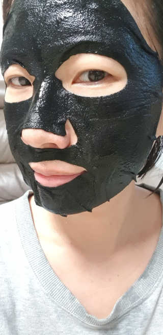 웰더마 차콜 블랙펄 하이드레이팅 앰플 마스크 — 4점을 준 리뷰어가 2019년 3월 올린 사용 사진