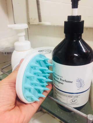 달리프 베러 퍼퓸 샴푸 1000ml 레이니데이 or 일랑로즈 — 5점을 준 리뷰어가 2018년 11월 올린 사용 사진