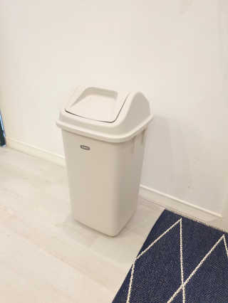 창신리빙 프랑코 퍼블릭 스윙 휴지통 10L, 25L, 35L — 5점을 준 리뷰어가 2019년 9월 올린 사용 사진