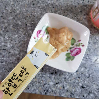 [펫토리아]짜먹는 한입뚝딱 강아지.고양이 마약간식 — 5점을 준 리뷰어가 2019년 8월 올린 사용 사진