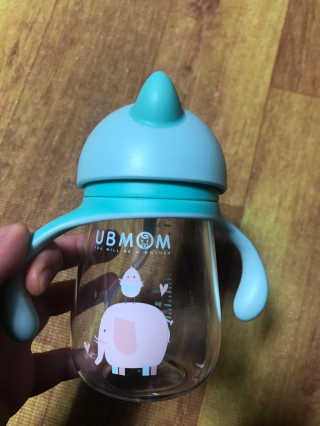 유비맘 트라이탄 코니빨대컵_컬러 랜덤 발송 — 4점을 준 리뷰어가 2020년 1월 올린 사용 사진