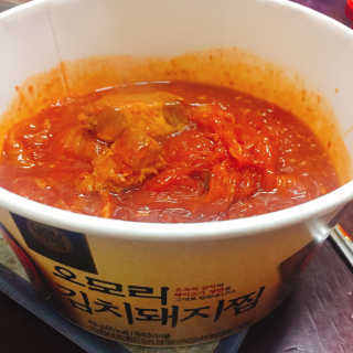 GS25 YOU US  오모리김치돼지찜 — 5점을 준 리뷰어가 2018년 3월 올린 사용 사진