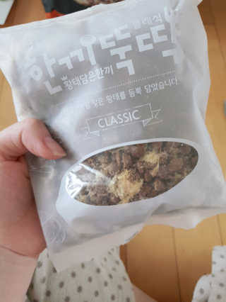 [펫토리아] 맛도 영양도 BEST 한끼뚝딱 강아지 사료 — 5점을 준 리뷰어가 2018년 12월 올린 사용 사진