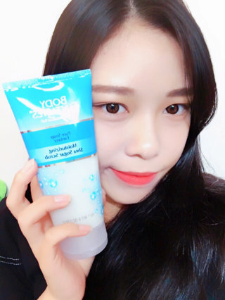 바디판타지 모이스처라이징 시어 슈가 스크럽 — 5점을 준 리뷰어가 2016년 7월 올린 사용 사진