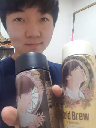 한국야쿠르트 콜드브루, 핫브루 BTS 일러스트 — 5점을 준 리뷰어가 2018년 11월 올린 사용 사진