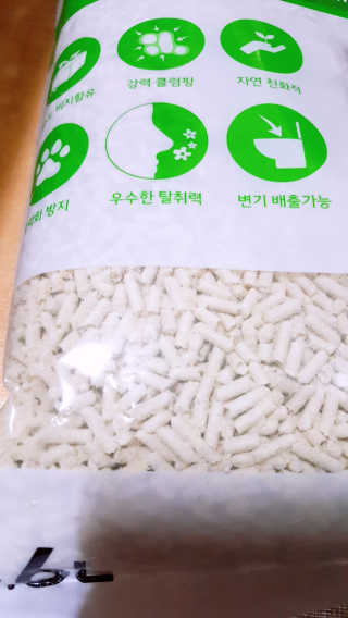 [펫토리아] BEST 고양이두부모래 6L 한삽뚝딱 — 4.5점을 준 리뷰어가 2019년 1월 올린 사용 사진