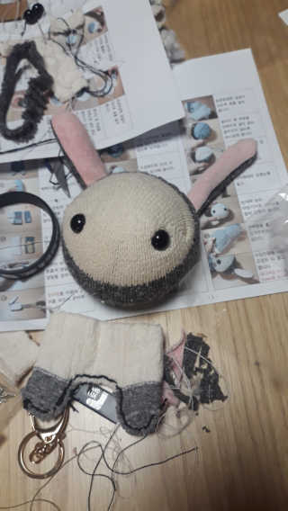 삭스플리즈 [DIY] 삑삑이 토끼 양말인형 키링 만들기+실+기부팔찌 — 1점을 준 리뷰어가 2020년 3월 올린 사용 사진