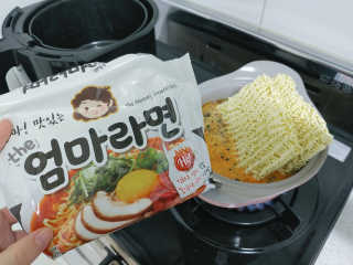 라면 그대로가 제일 맛있는 더엄마라면 — 5점을 준 리뷰어가 2019년 7월 올린 사용 사진