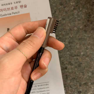 림멜 프로페셔널 아이브로우 펜슬 1+1 — 5점을 준 리뷰어가 2019년 11월 올린 사용 사진
