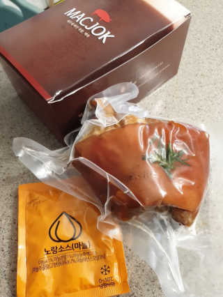 행복먹거리공작소 맥족. 맥주에 빠진 족발 550g + 마늘소스 70g — 5점을 준 리뷰어가 2020년 3월 올린 사용 사진