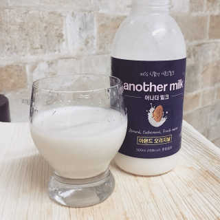 식사대용 아몬드밀크 어나더밀크 500ml X 2병 — 5점을 준 리뷰어가 2018년 9월 올린 사용 사진