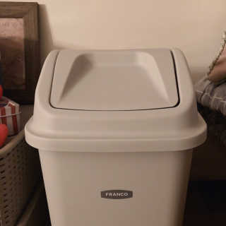 창신리빙 프랑코 퍼블릭 스윙 휴지통 10L, 25L, 35L — 3.5점을 준 리뷰어가 2019년 8월 올린 사용 사진