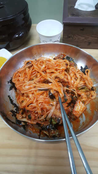 칼국수에끌림 [칼국수에 끌림] 손칼국수+비빔칼국수+왕만두4개 — 5점을 준 리뷰어가 2018년 10월 올린 사용 사진