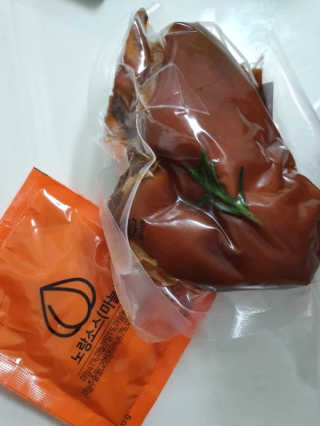 행복먹거리공작소 맥족. 맥주에 빠진 족발 550g + 마늘소스 70g — 5점을 준 리뷰어가 2020년 2월 올린 사용 사진