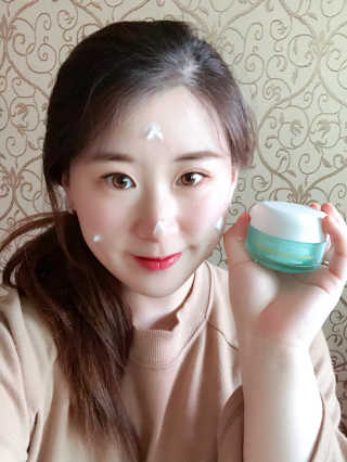 킴앤추 (KIM&CHOO) 아웃오브서울 트루 리바이탈라이징 크림 — 4.5점을 준 리뷰어가 2018년 5월 올린 사용 사진