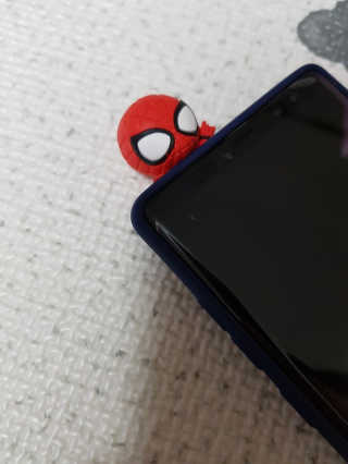 하이키키 마블 피규어 컬러젤리 케이스 — 5점을 준 리뷰어가 2019년 4월 올린 사용 사진