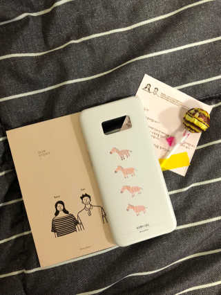 로지로이 감성일러스트 휴대폰케이스 하드타입 — 5점을 준 리뷰어가 2018년 9월 올린 사용 사진