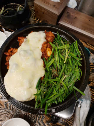 고향원조숯불닭갈비 [고향산천원조숯불닭갈비] 뼈없는 숯불닭갈비 2인세트 — 3.5점을 준 리뷰어가 2018년 10월 올린 사용 사진