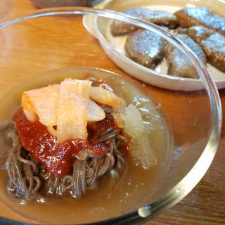 유천냉면 유천 비빔냉면 2인분+메밀지짐만두 280g — 5점을 준 리뷰어가 2018년 6월 올린 사용 사진