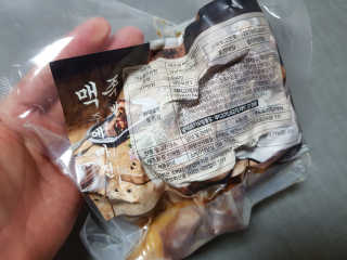 행복먹거리공작소 맥족. 맥주에 빠진 족발 550g + 마늘소스 70g — 5점을 준 리뷰어가 2020년 3월 올린 사용 사진