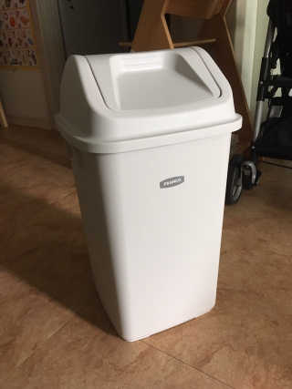 창신리빙 프랑코 퍼블릭 스윙 휴지통 10L, 25L, 35L — 5점을 준 리뷰어가 2019년 8월 올린 사용 사진