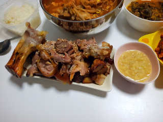 행복먹거리공작소 맥족. 맥주에 빠진 족발 550g + 마늘소스 70g — 4점을 준 리뷰어가 2020년 2월 올린 사용 사진