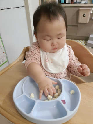 유비맘 캐릭터 실리콘 흡착 식판_색상 랜덤발송 — 5점을 준 리뷰어가 2020년 3월 올린 사용 사진