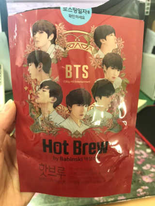 한국야쿠르트 핫브루 콜드브루 BTS 일러스트 — 4.5점을 준 리뷰어가 2018년 10월 올린 사용 사진