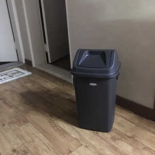 창신리빙 프랑코 퍼블릭 스윙 휴지통 10L, 25L, 35L — 4점을 준 리뷰어가 2019년 8월 올린 사용 사진