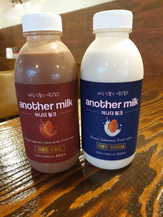 식사대용 아몬드밀크 어나더밀크 500ml X 2병 — 4.67점을 준 리뷰어가 2018년 9월 올린 사용 사진