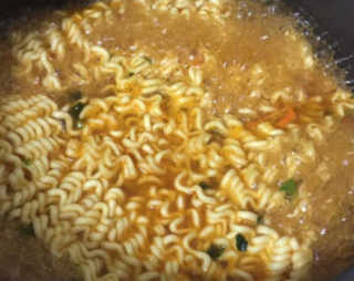 라면 그대로가 제일 맛있는 더엄마라면 — 4.5점을 준 리뷰어가 2019년 6월 올린 사용 사진