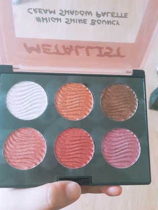 터치인솔 섀도우 팔레트와 젤아이라이너 펄덕후 세트 — 5점을 준 리뷰어가 2018년 8월 올린 사용 사진