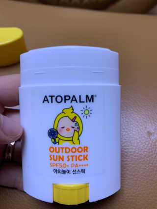 아토팜 야외놀이 선스틱 SPF50+ PA++++ — 4점을 준 리뷰어가 2020년 3월 올린 사용 사진