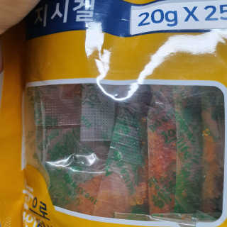 쨍하고 해뜰집 재사용 가능한 로하스 인증 지시겔 제습제 25g 20개입 — 5점을 준 리뷰어가 2019년 9월 올린 사용 사진