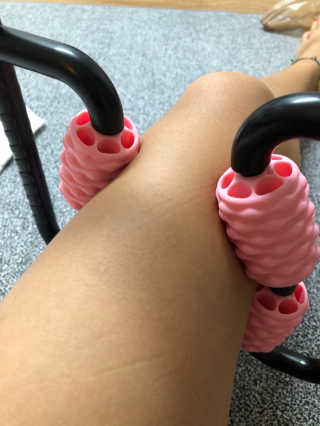 뭅뭅 바디핏레그롤러 종아리 허벅지 하체 마사지기 — 3점을 준 리뷰어가 2019년 10월 올린 사용 사진
