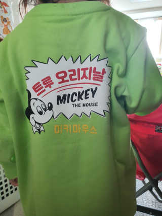 인디고뱅크키즈 레트로 미키 그래픽 맨투맨 — 5점을 준 리뷰어가 2020년 2월 올린 사용 사진