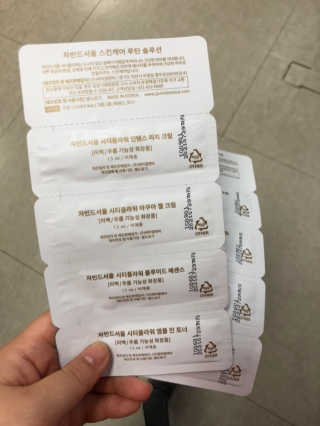 자빈드서울 윙크 파운데이션 팩트 — 5점을 준 리뷰어가 2019년 6월 올린 사용 사진