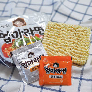 라면 그대로가 제일 맛있는 더엄마라면 — 5점을 준 리뷰어가 2019년 9월 올린 사용 사진