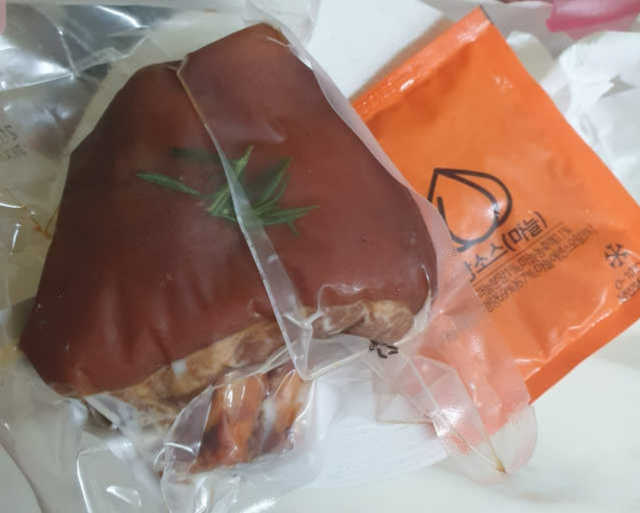 맥족. 맥주에 빠진 족발 550g + 마늘소스 70g 리뷰 사진