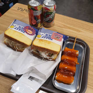[토스트럭 강남역태극당점] 토스트2+소떡소떡+음료2 — 5점을 준 리뷰어가 2019년 10월 올린 사용 사진